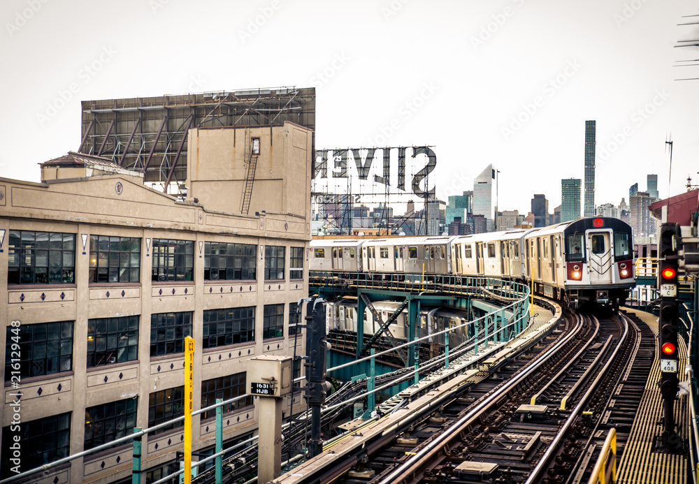 Obraz premium Pociąg metra w Nowym Jorku