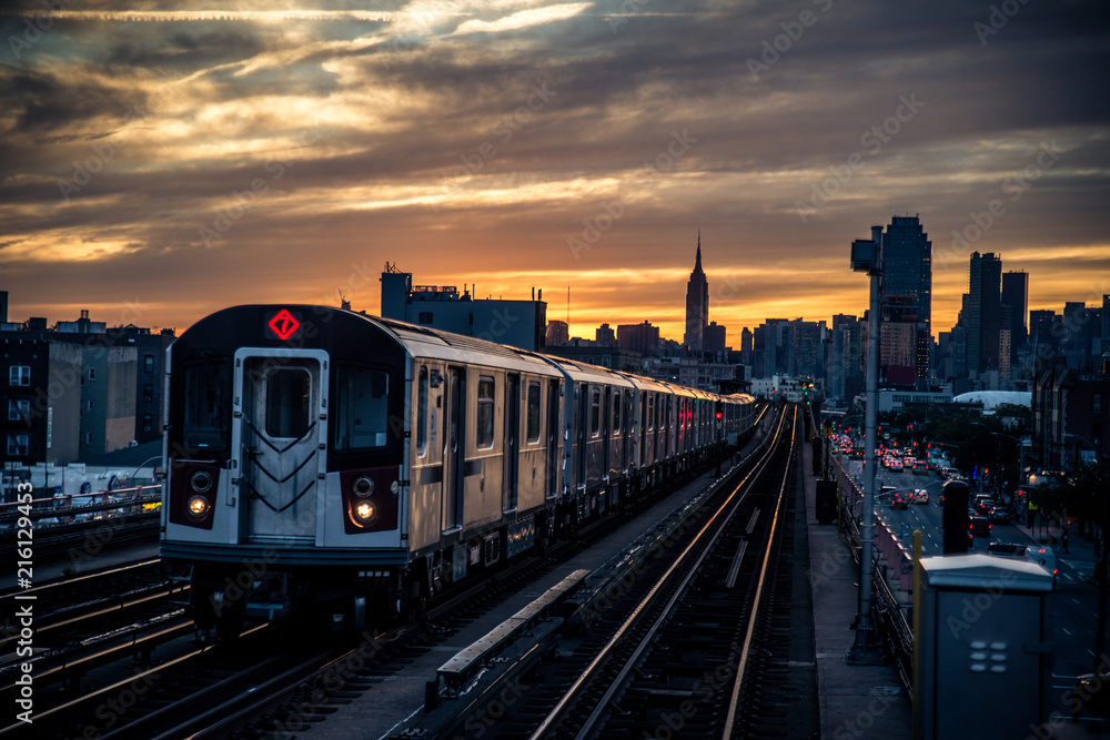 Fototapeta premium Pociąg metra w Nowym Jorku
