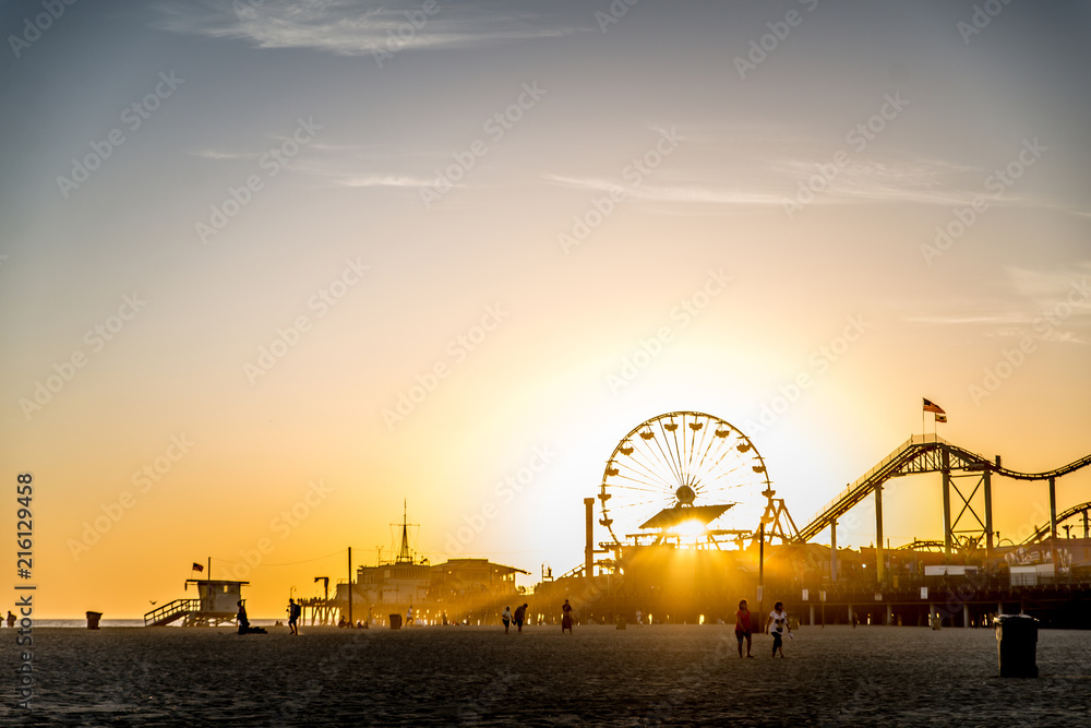 Naklejka premium Santa Monica pier at sunset