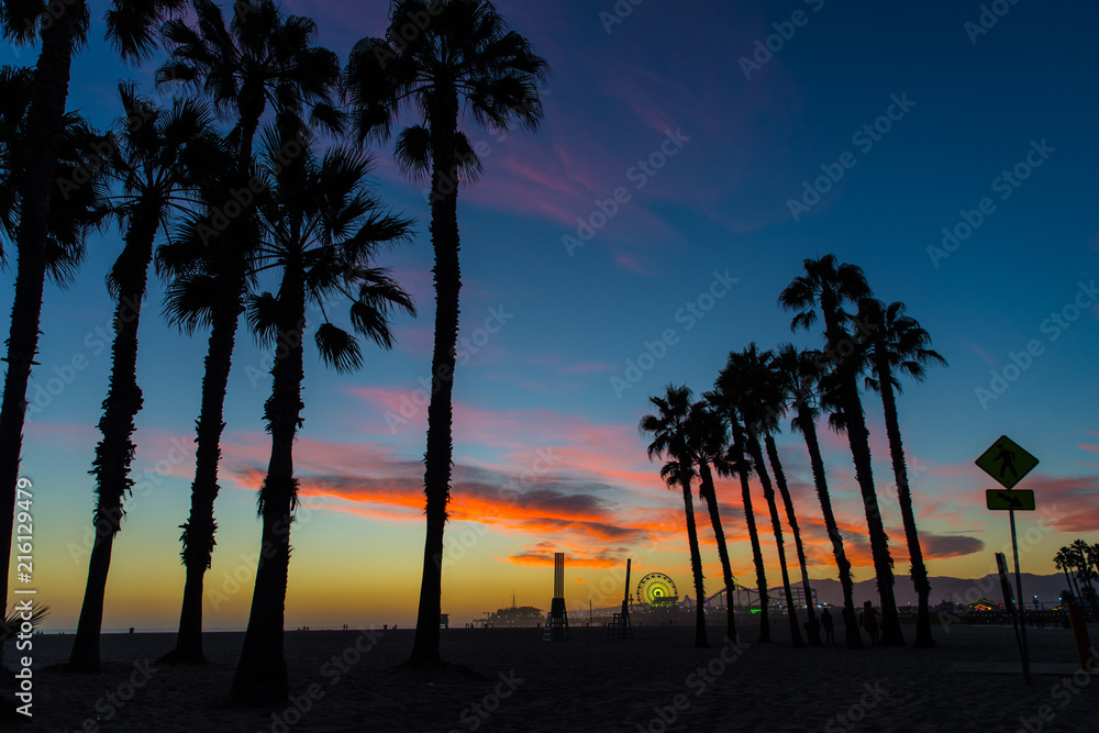 Fototapeta premium Santa Monica pier at sunset