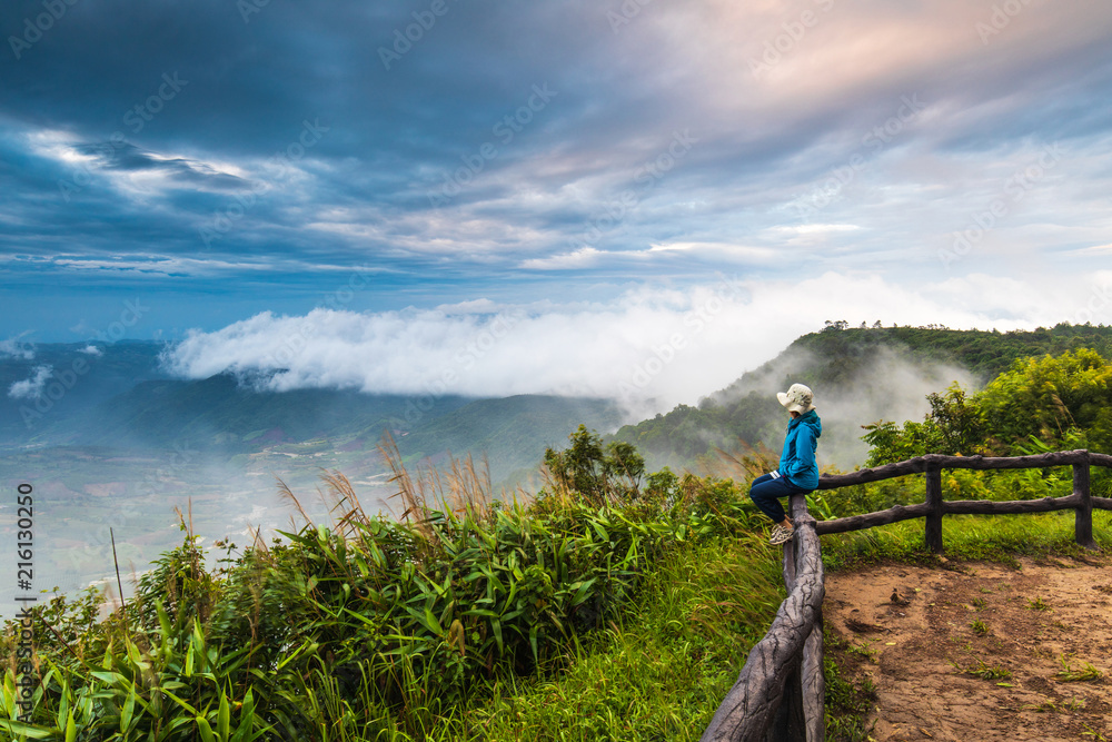 Φωτογραφία The girl in blue jacket touring on Phu-Ruea mountain. Thailand.