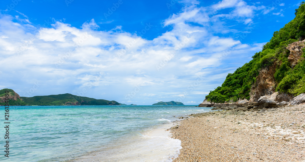 Obraz premium White sand beach with blue sea on KohKham .