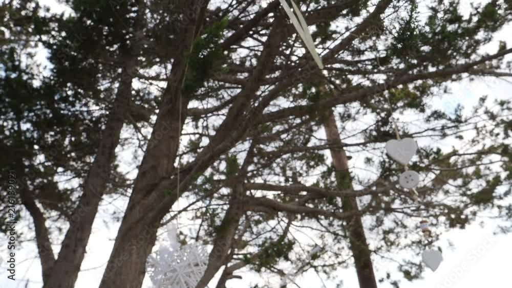 Rustic heart shaped decorations hanging in a tree as wedding decorations Rustic heart shaped decorations hanging in a tree as wedding decorations