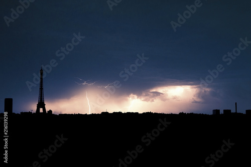 Foto orage foudre paris tour eiffel éclair tonnerre orageux nuage météo lourd sombre