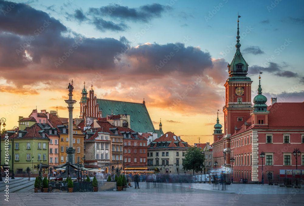 Royal Castle, ancient townhouses and Sigismund's Column in Old town in Warsaw, Poland. Evening view, long exposure. - obrazy, fototapety, plakaty 