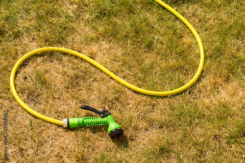 Konstfotografi Wasserschlauch auf vertrocknetem Gras