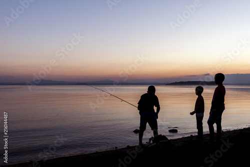 Kinder beim Fischen