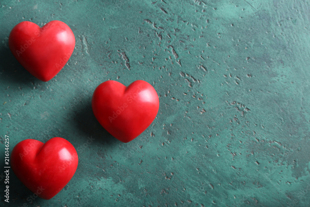 Fototapeta premium Red hearts on green background