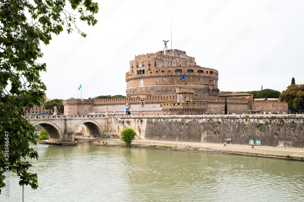 ローマ市内の古代遺跡（イタリア）　テヴェレ川沿いのサンタンジェロ城