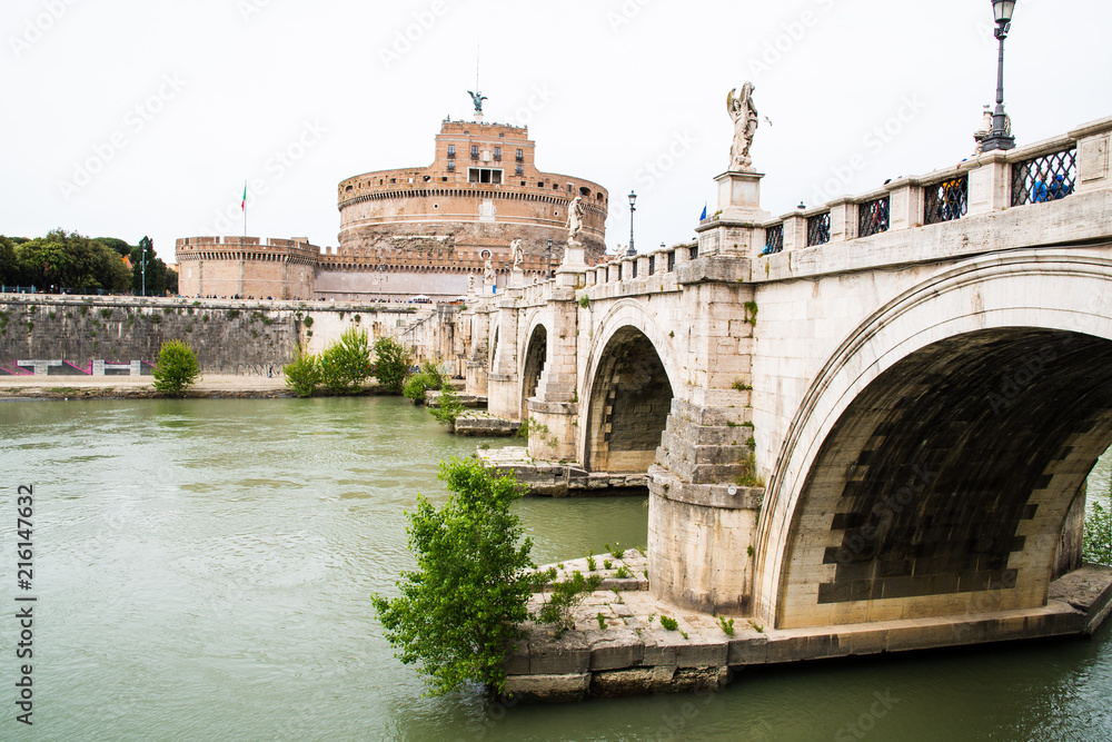 ローマ市内の古代遺跡（イタリア）　テヴェレ川に架かるサンタンジェロ橋とサンタンジェロ城