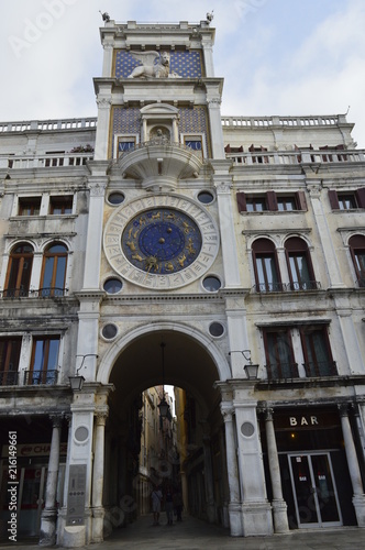 Torre do relógio na praça San Marco photo