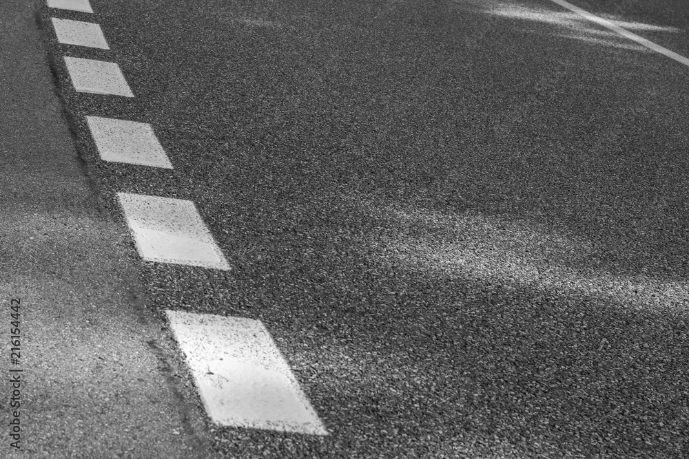 Fototapeta premium asphalt mit weissen markierungen