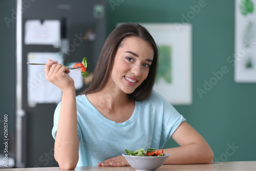 Young woman eating healthy ...