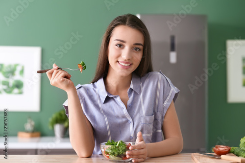 Young woman eating healthy ...