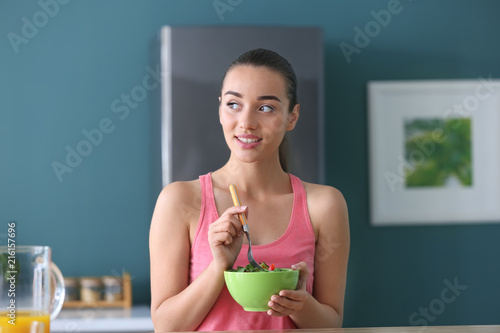 Young woman eating healthy ...