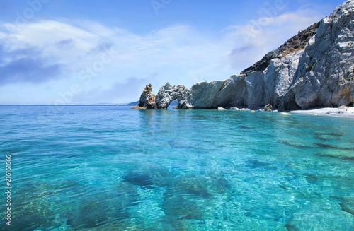 Wunderschönes Landschaftsbild über Lalaria Beach mit türkis farbenen Meer 