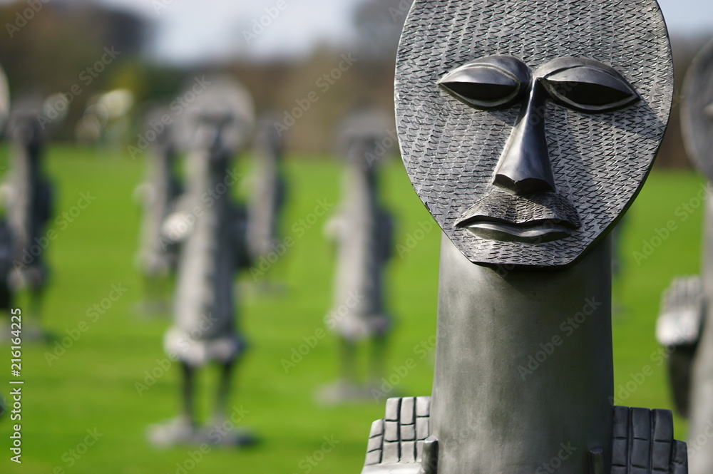 Φωτογραφία Statue or sculpture of weird faces in a garden, photo taken in Yorkshire Sculptu