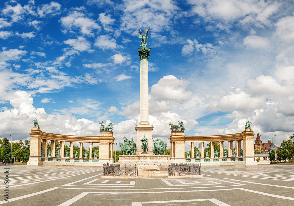 Fototapeta premium Heroes Square without people in Budapest, Hungary