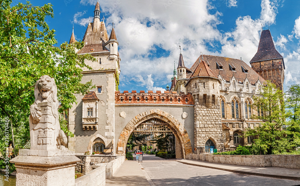 Obraz premium Bramy wejściowe do zamku Vajdahunyad, miejsca wypoczynku i turystyki w Budapeszcie i na Węgrzech