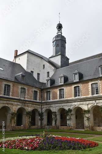 Cloître et clocher de l'abbaye de Valloires, France
