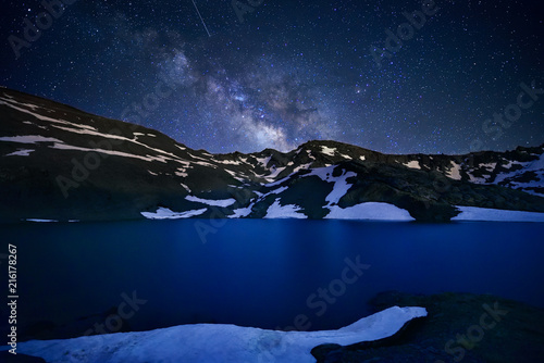 Fotografia Vía láctea sobre laguna en Sierra Nevada, España