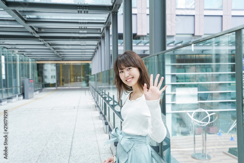 Free Download 都会を歩くビジネスウーマン - GFXLoad