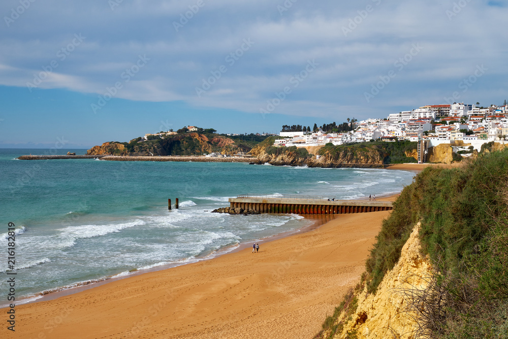 Impressionen vom Strand und Altstadt von Albufeira am Atlantik, Algarve, Barlavento, Westalgarve, Felsalgarve, Distrikt Faro, Portugal, Europa