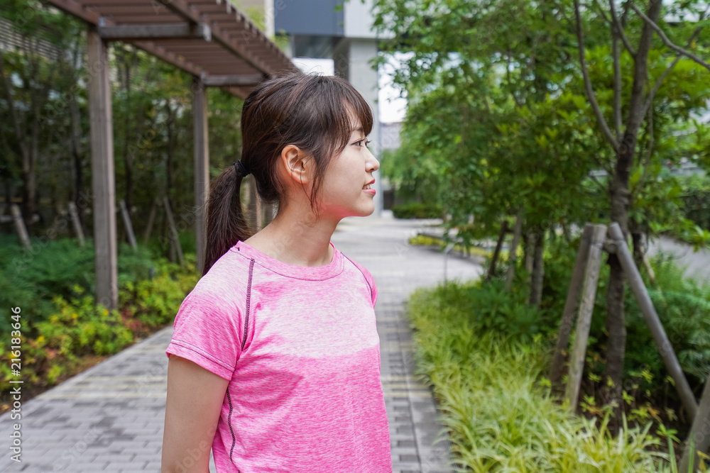 ストレッチする女性