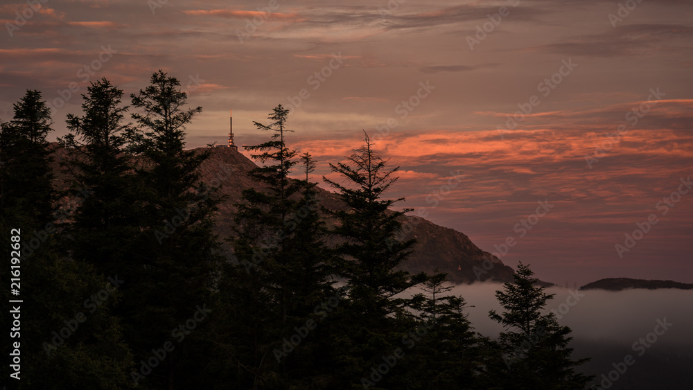 Obraz premium Ulriken at sunset