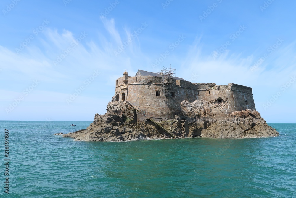 Îlot et fort de la Conchée au large de Saint-Malo, en Bretagne (France)