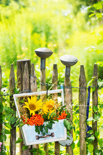 Fototapeta Naklejka Na Ścianę i Meble -  Sommerblumengesteck am Gartenzaun
