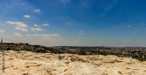 Foto Golden Dome of the Rock and church steeples on the skyline of the Old City of Jerusalem