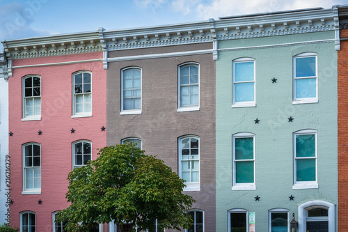 Fototapeta Naklejka Na Ścianę i Meble -  Colorful row houses in Federal Hill, Baltimore, Maryland.