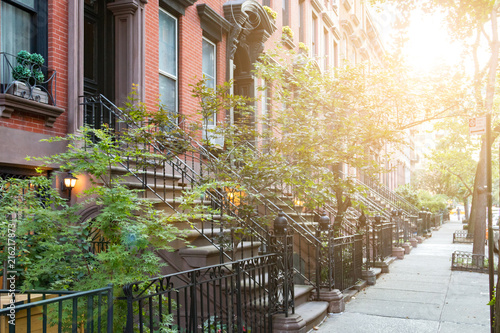 Canvastavla Sunlight shines on historic brownstone buildings in Manhattan New York City