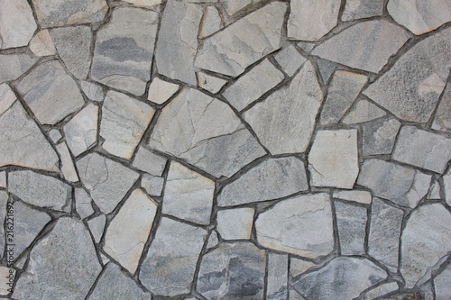様々な大きさの石材を使った壁