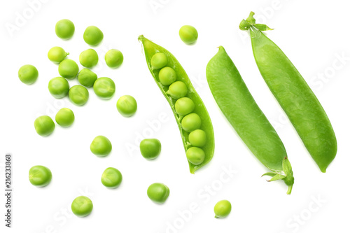 Fotografia fresh green peas isolated on a white background. top view