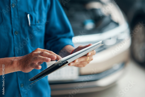 Mechanic with tablet computer