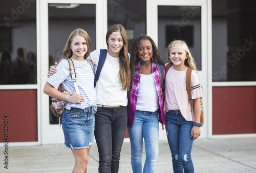 Φωτογραφία Group of pre-adolescent school kids smiling while smiling together at school