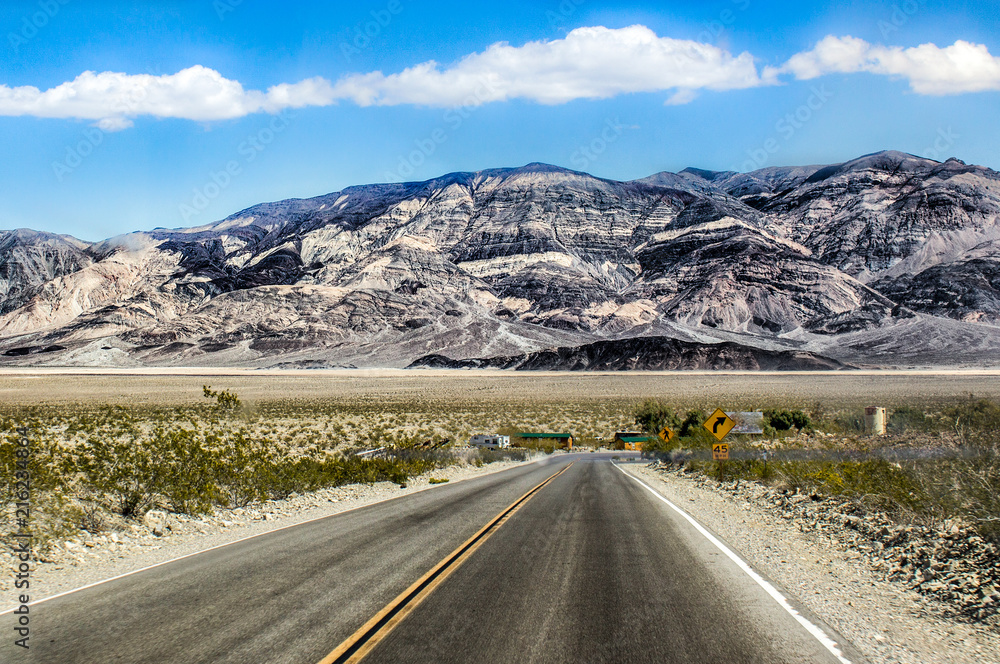Naklejka premium Death Valley Desert Hills and Mountains Landscape