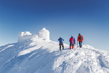 Canvas schilderij Alpinisme Reddingsteam op besneeuwde Karpaten helling  © Feel good studio