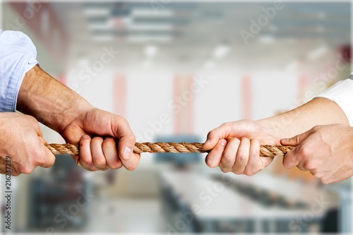 Business people pulling rope in opposite directions © BillionPhotos.com