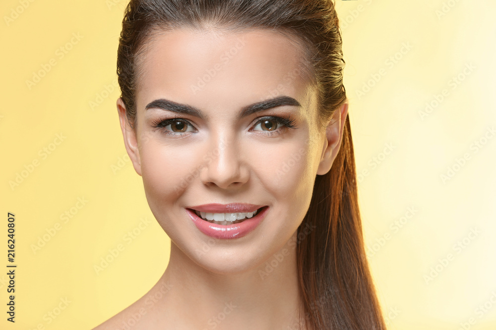 Naklejka premium Young woman with beautiful eyebrows on color background