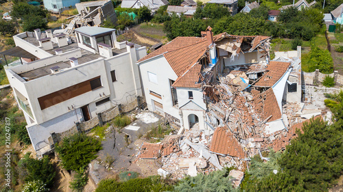Obraz na płótnie The destroyed luxury house after the earthquake