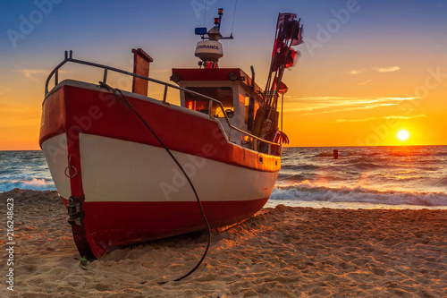 Fishing boat parked on the beach © pershing