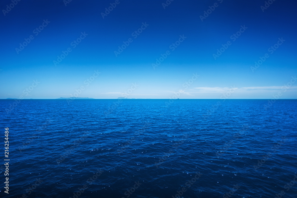 Obraz premium Lanscape of a beautiful ocean and blue sky background.