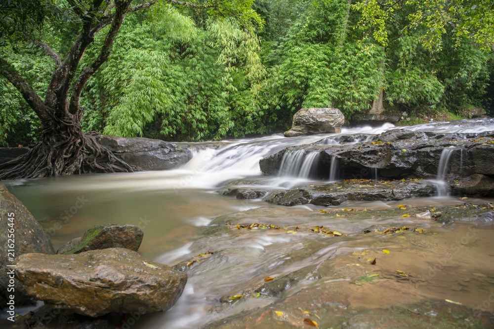 Obraz premium Small but beautiful waterfall /Small waterfalls can be found in all regions of Thailand.In the rainy season, you will find this kind of waterfall in Thailand.