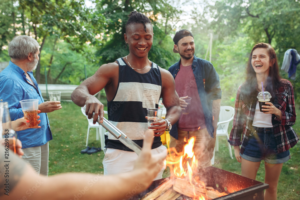 Obraz premium Group of friends making barbecue in the backyard. concept about good and positive mood with friends