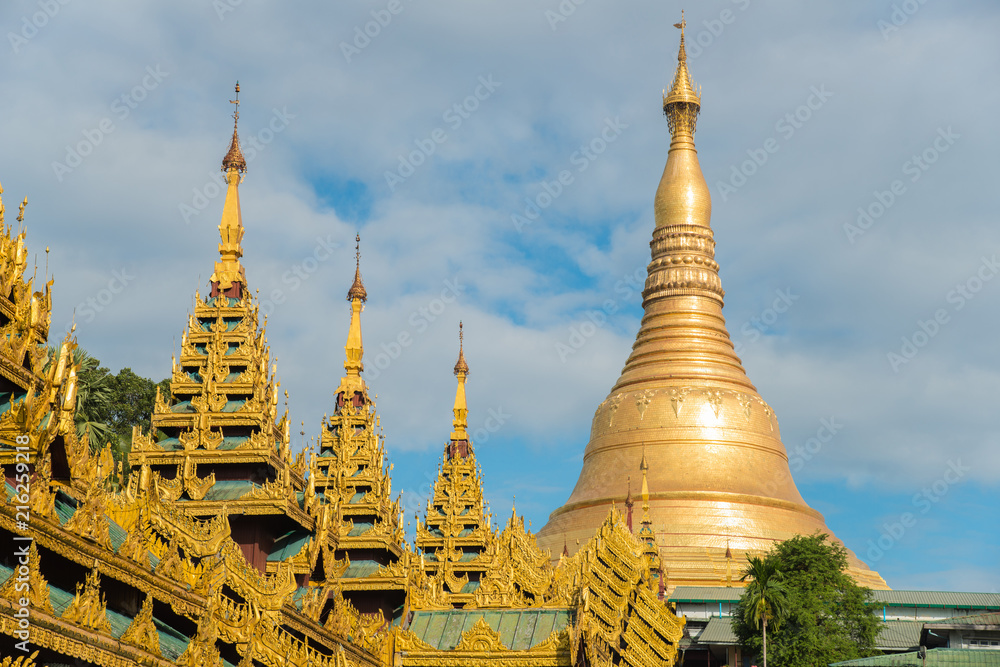 Naklejka premium Shwedagon pagoda view from the south gate in Yangon township, Myanmar.