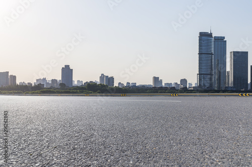 Panoramiczna linia horyzontu i nowoczesne biurowce z pustą drogą, pustą betonową posadzką