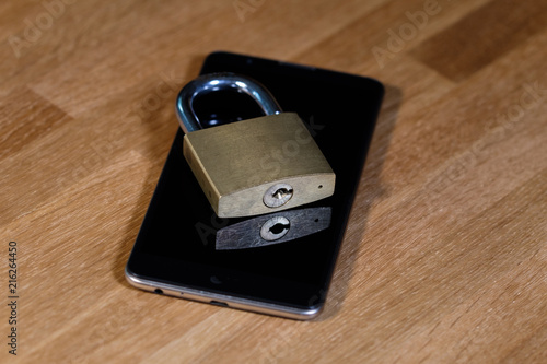 Wallpaper Mural Smartphone und Schloss (verschlüsselt) Torontodigital.ca